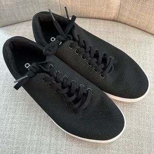 Atoms women size 7, men’s size 5.5